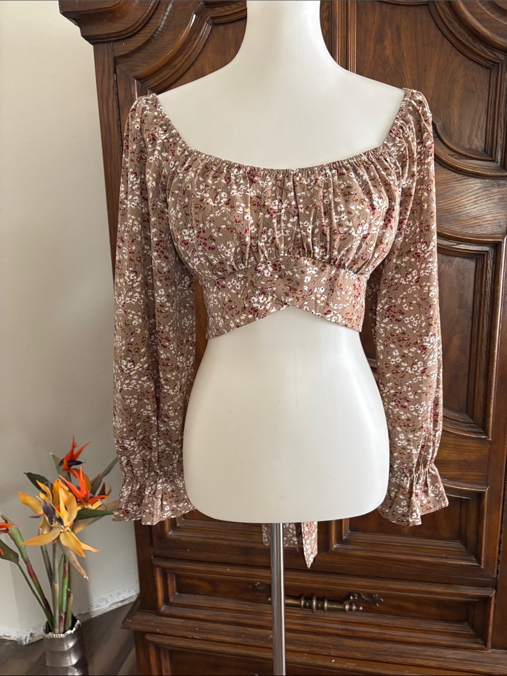 Akaiv Brown floral long sleeve crop top